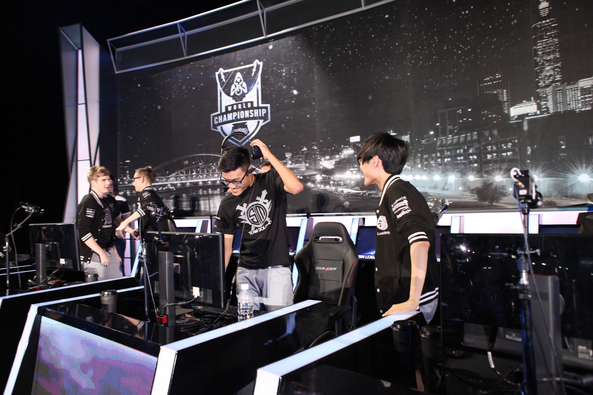 iQOO 15评测：顶级2K显示屏+快充功能，电竞手机的旗舰级体验